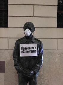 Milano, mascherine sulle statue: "Benvenuti a Smogville" 5