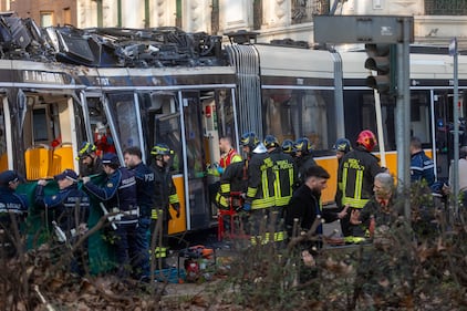 Tram deragliato, le foto dei soccorsi 5