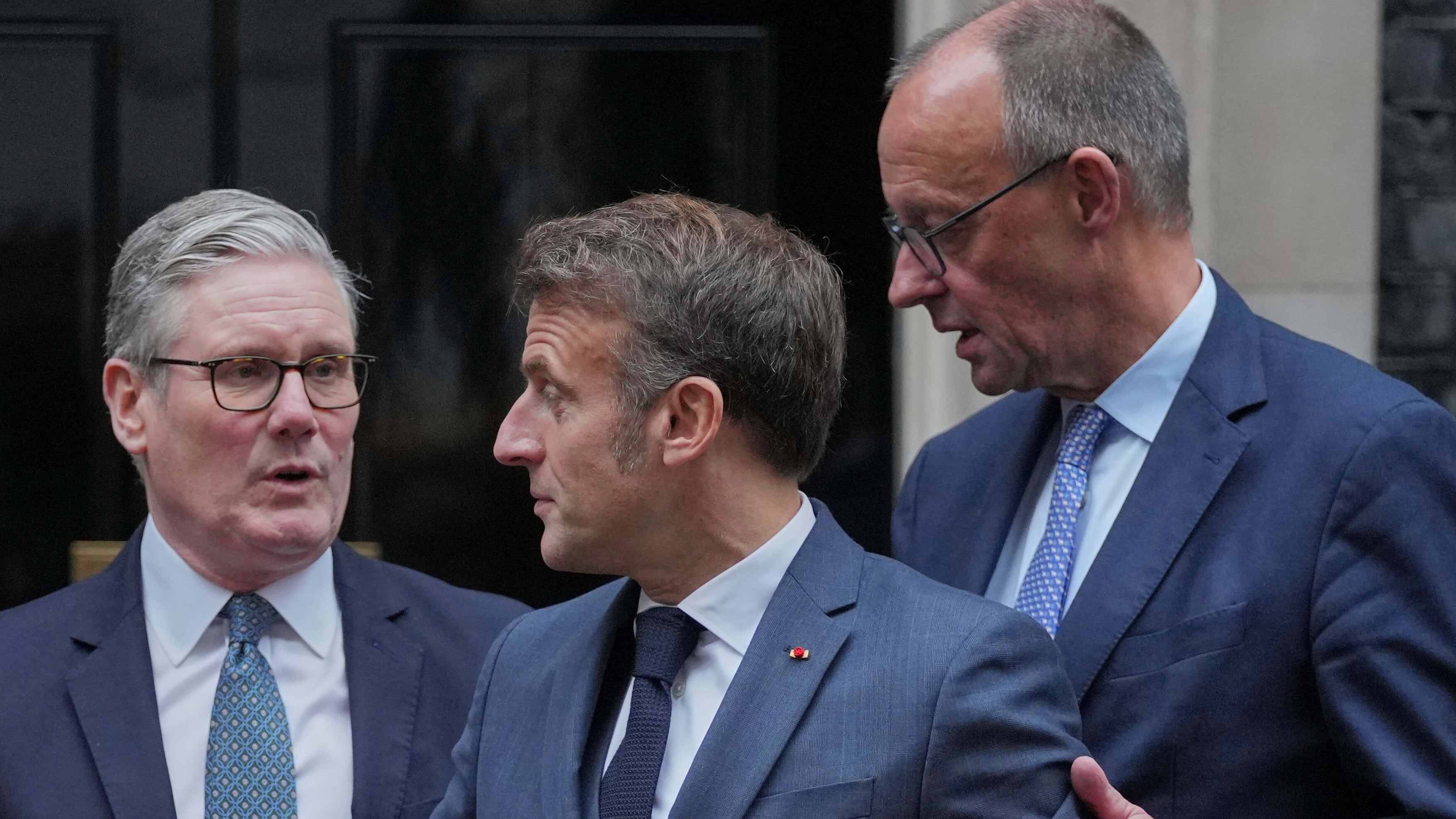 La fine della corsa dei "volenterosi" Ue. E con Macron e Merz rischia pure Sánchez