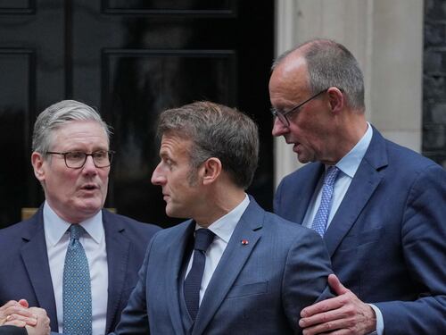 La fine della corsa dei "volenterosi" Ue. E con Macron e Merz rischia pure Sánchez