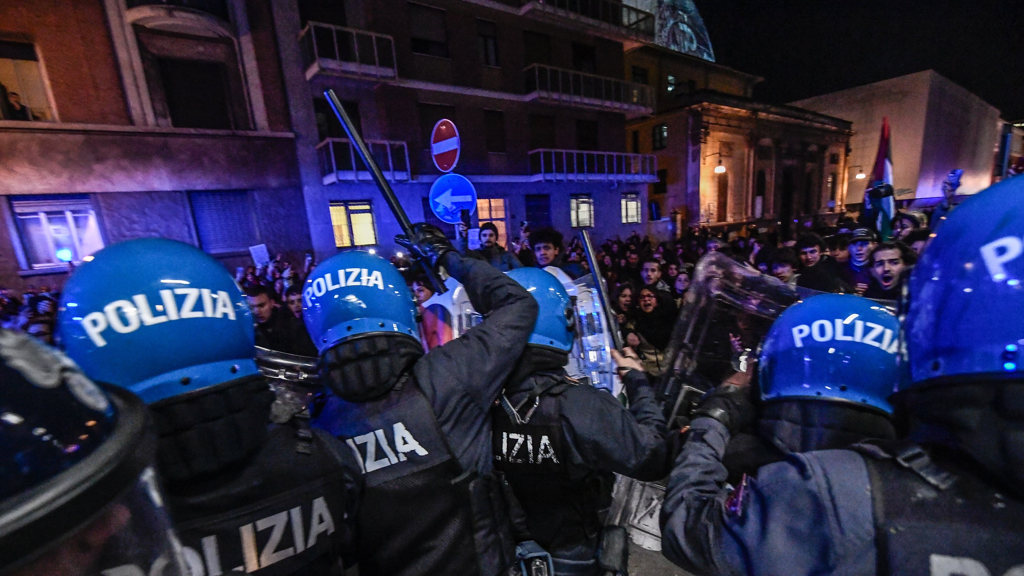 "Pericoloso parlare coi manifestanti". Sulla polizia le conseguenze del clima d'odio