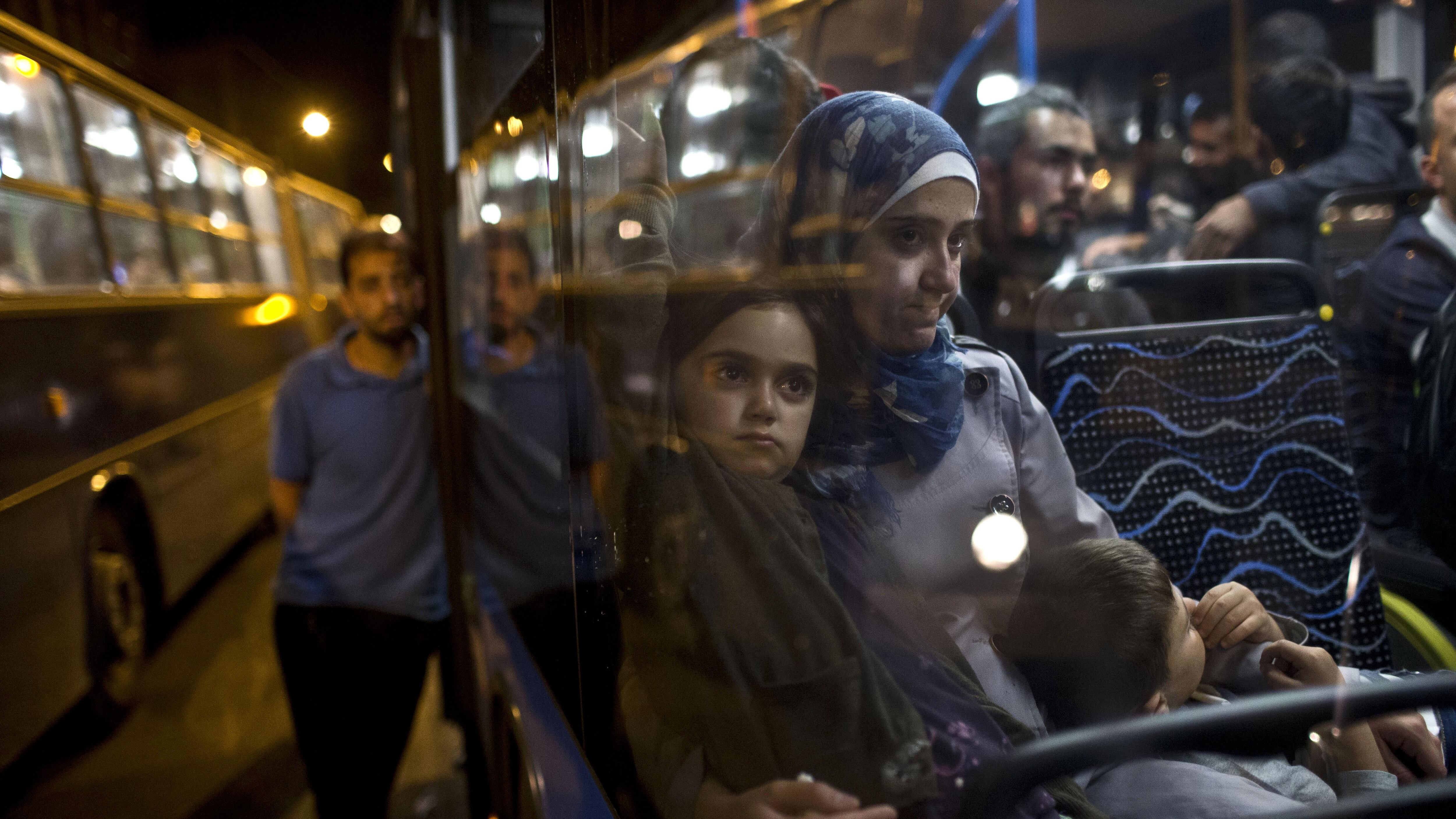 Vienna e Berlino aprono i confini: autobus di migranti alle frontiere