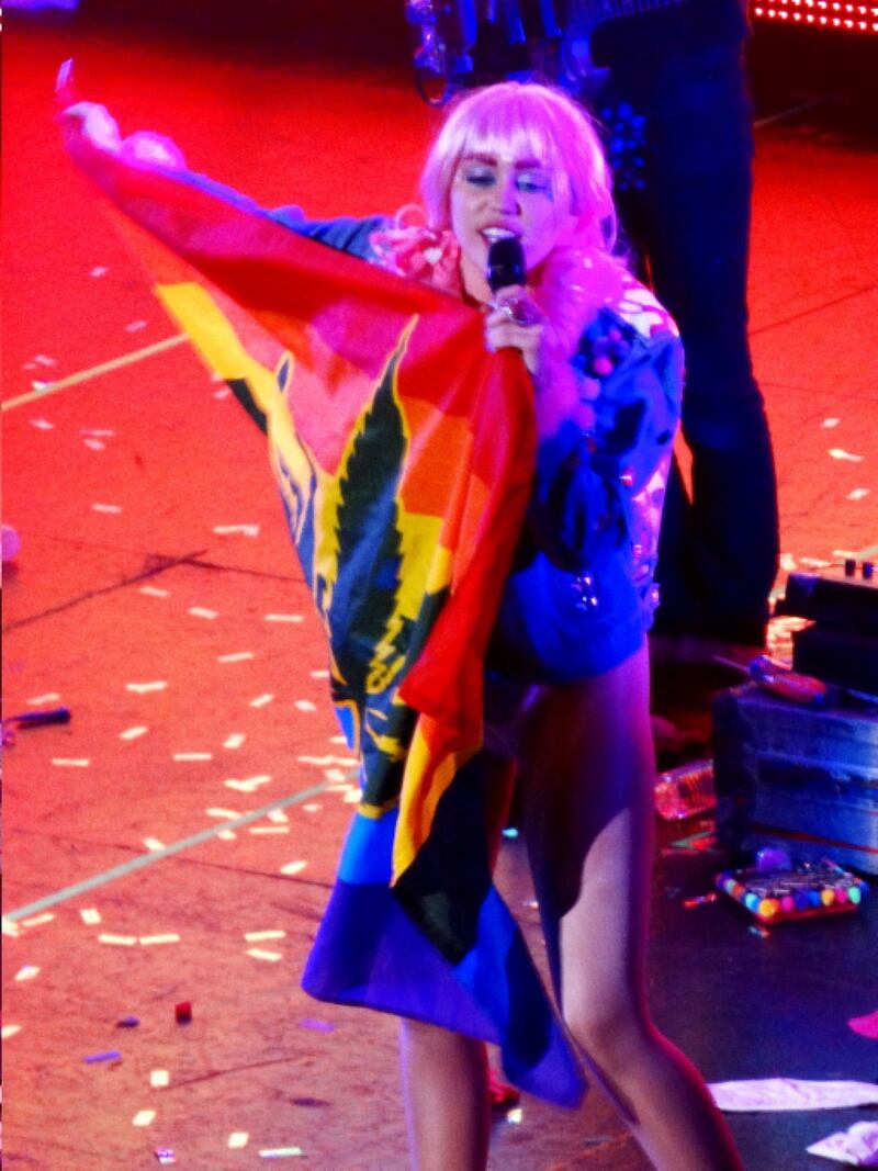 Miley Cyrus chiude il tour con Pamela Anderson 16