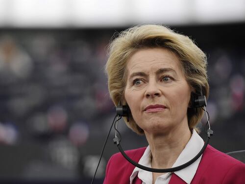 Germania, accuse al ministero della Difesa: "Ha cancellato prove a carico della von der Leyen"