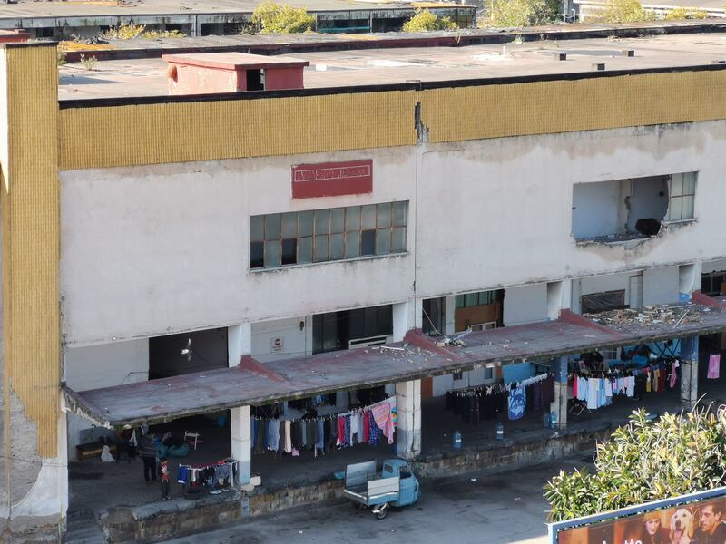 Napoli, l'accampamento dei rom nell'ex mercato ortofrutticolo 10