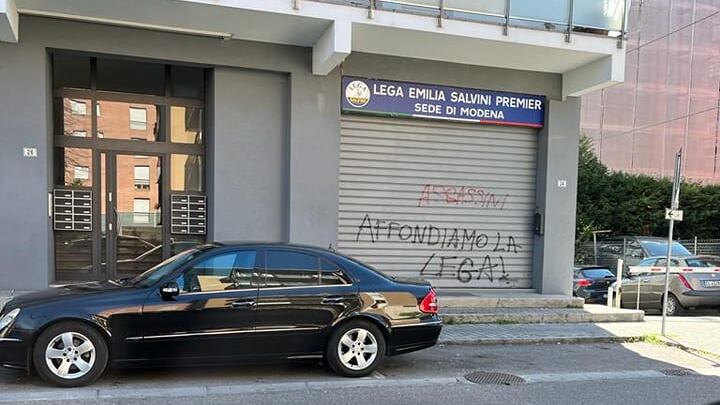 "Vi affondiamo". Continua la campagna d'odio: sotto attacco la sede della Lega