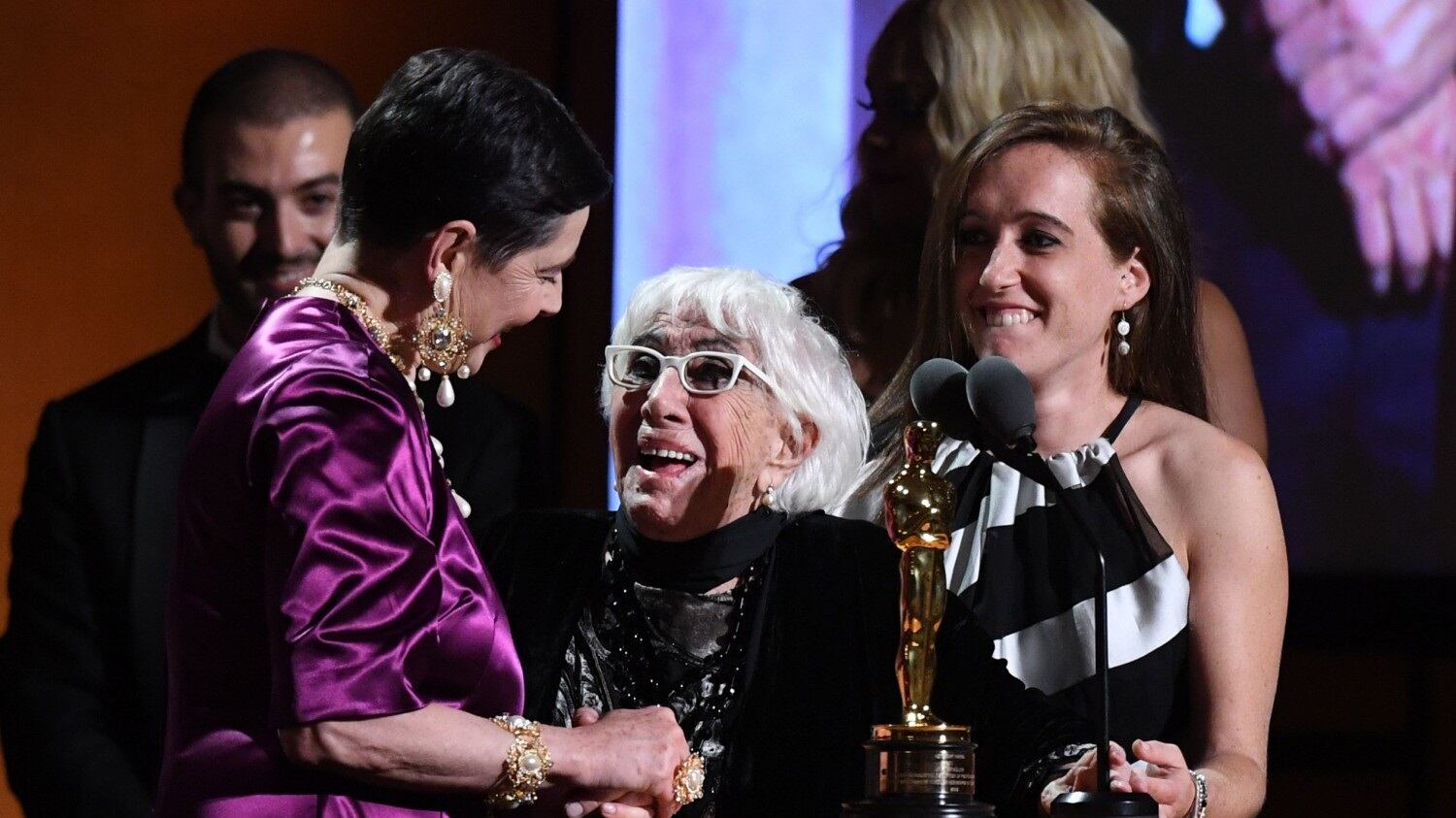 Lina Wertmuller ha ricevuto l'Oscar ma lei scherza: "Perché Oscar? Chiamiamolo Anna"
