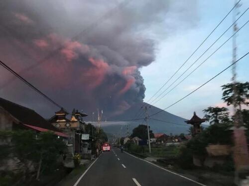 Bali, 100mila abitanti evacuati per il vulcano
