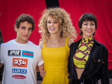Il cast de "La Casa di Carta" davanti all installazione in piazza Affari 6