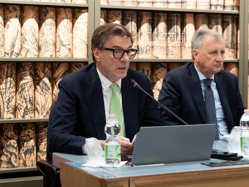 Manovra, Giorgetti: “Chi può contribuisca”