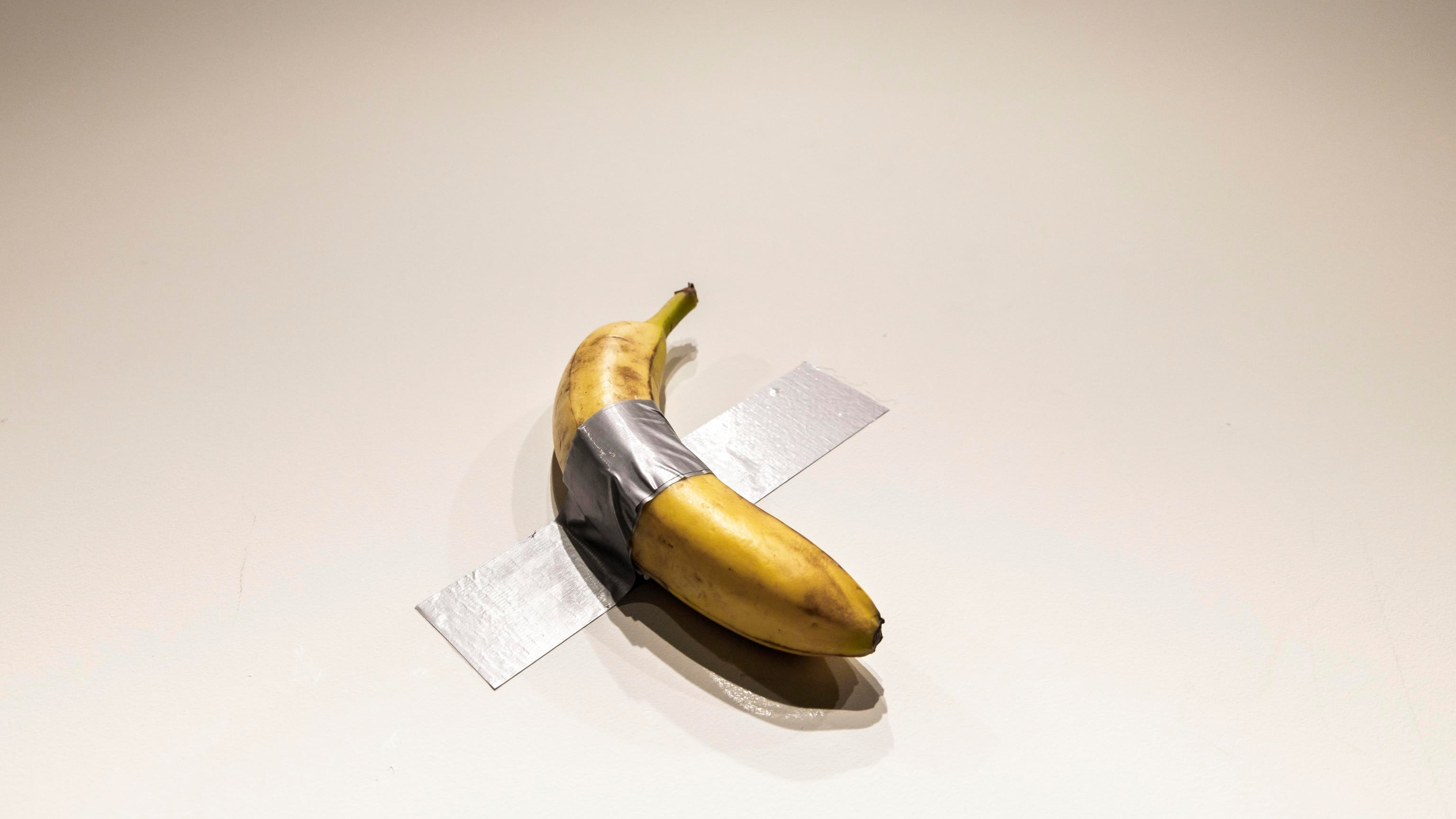 Rubata la banana di Cattelan al museo: l’opera da milioni sparisce di nuovo