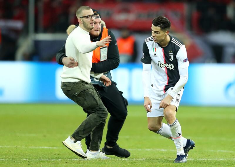 L'invasione pacifica in Bayer-Juventus: il tifoso corre ad abbracciare CR7 1