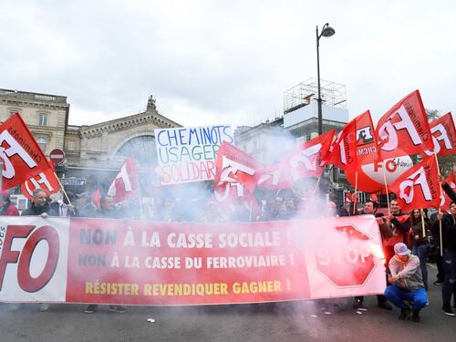 La Francia sfida Macron. Scioperi e cortei contro riforma trasporti