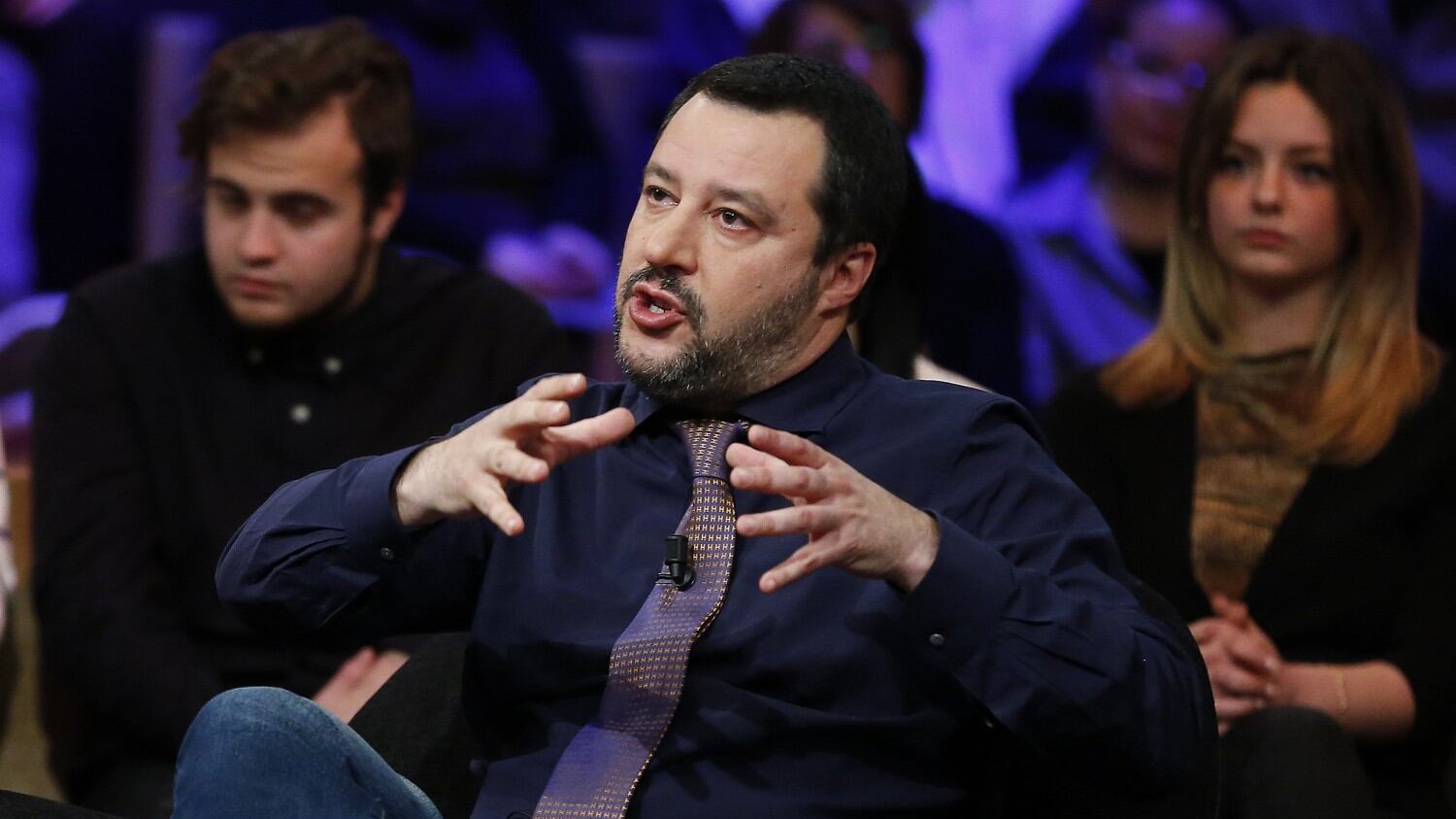 "Inutile e vomitevole". La vignetta del Fatto su Salvini. E lui risponde