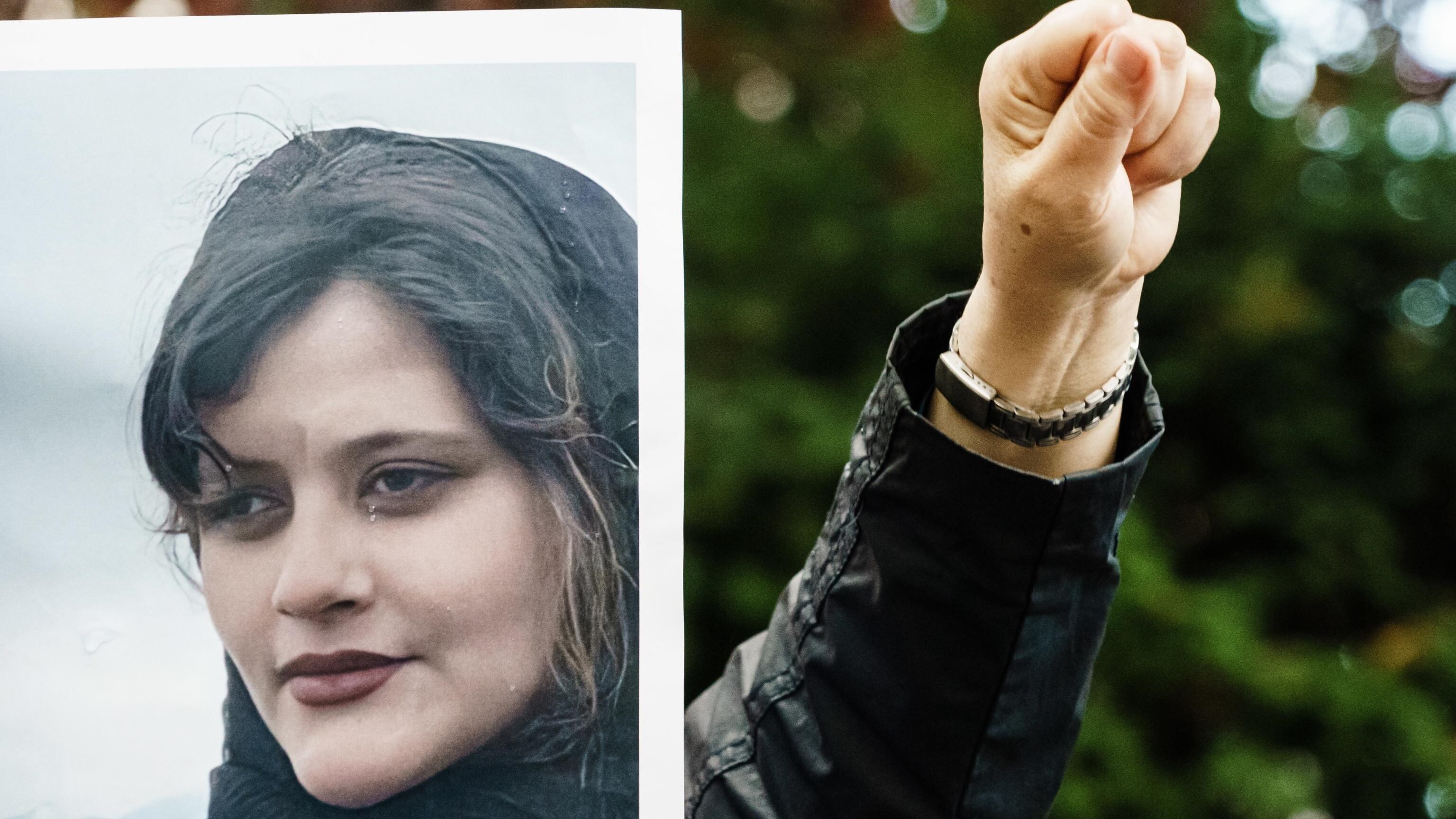 "Passaporti confiscati": così Teheran impedisce alla famiglia dell'attivista uccisa di volare in Ue