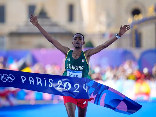 Maratona, l'etiope Tola vince con record olimpico. Crippa al 25° posto