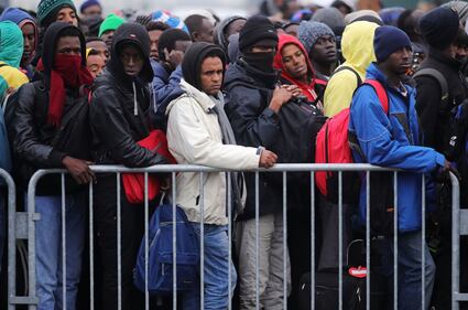 Migranti abbandonano il campo profughi di Calais 1