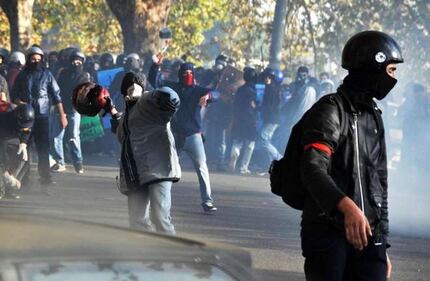 Teppisti e delinquenti in azione contro la polizia 6