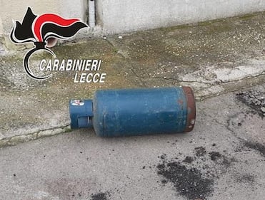 Lecce, marito violento lancia bombola del gas sull'auto della moglie 3