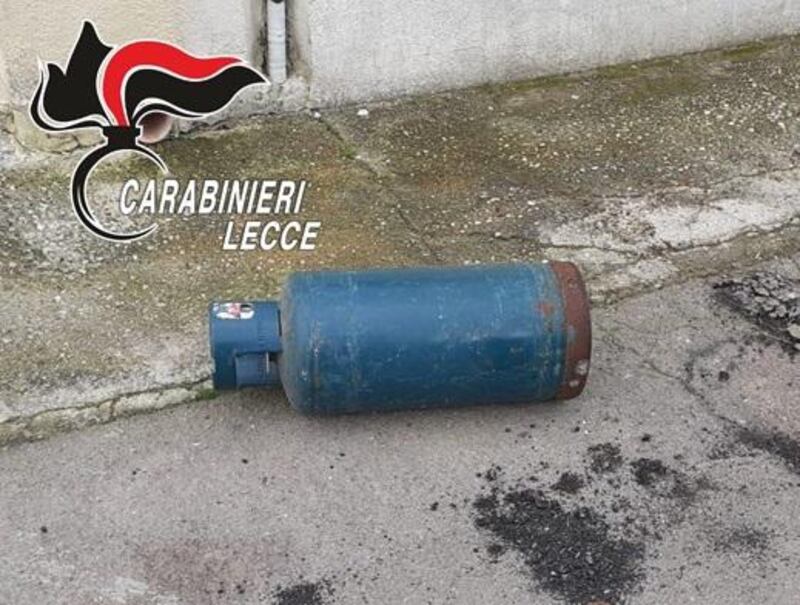 Lecce, marito violento lancia bombola del gas sull'auto della moglie 3