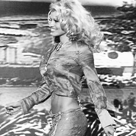 Pamela Anderson giunonica su Instagram: le foto sexy dell'ex bagnina di Baywatch 9
