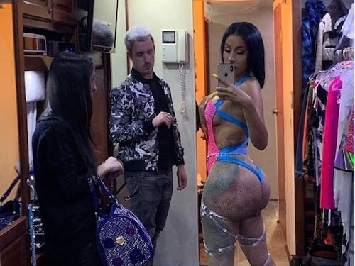 A Cardi B cede la tuta durante il concerto
