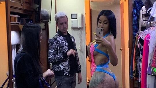 A Cardi B cede la tuta durante il concerto