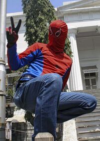 Lo Spiderman indiano a caccia di voti 7
