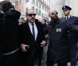 La famiglia, gli amici, i vip: il mondo della tv saluta Costanzo 14