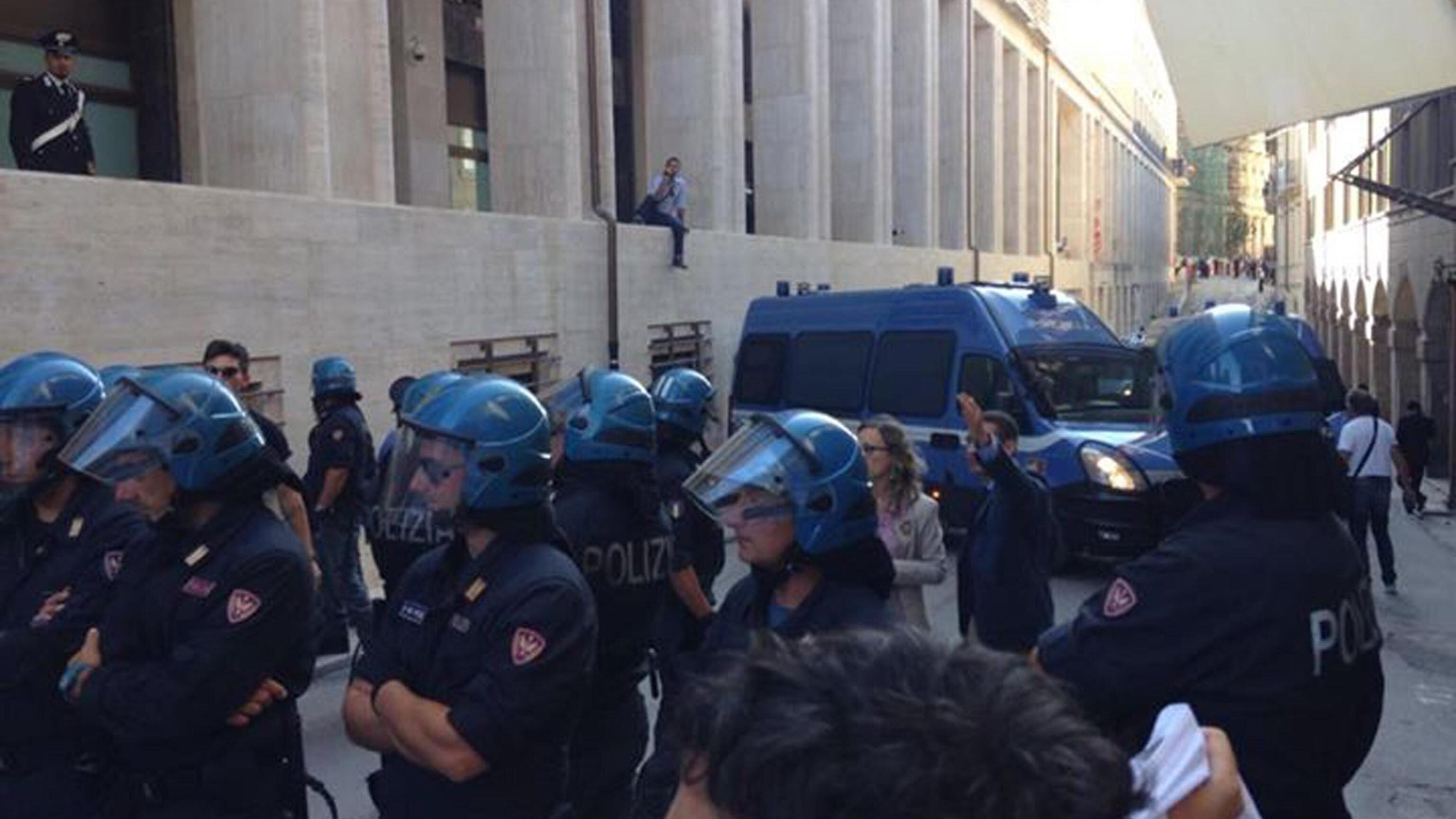 Proteste e scontri all'Aquila: Renzi fugge dai contestatori