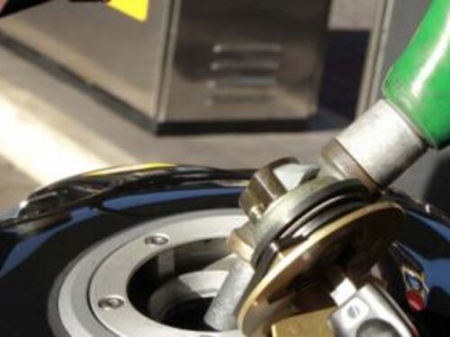 Carburanti, finita la tregua. Stangata a Pasqua: raffica di aumenti