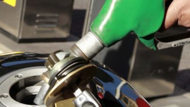 Carburanti, finita la tregua. Stangata a Pasqua: raffica di aumenti