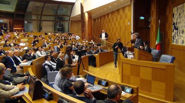 M5S, lo sfogo della senatrice: "Decidono in sei". E i suoi la sfiduciano