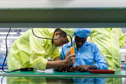 In Uganda apre la prima fabbrica di cellulari 10