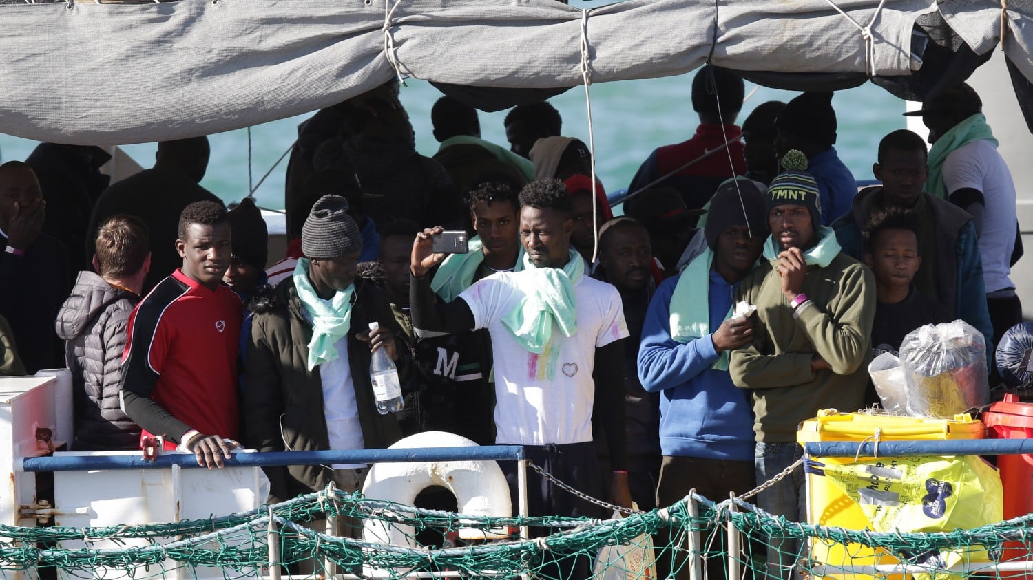 Migranti, festa a bordo della Sea Watch. E lo sbarco diventa uno show