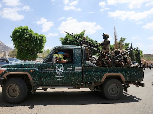 Houthi, colpita una base militare in Arabia Saudita. Oltre 1.400 yemeniti in fuga verso Gibuti