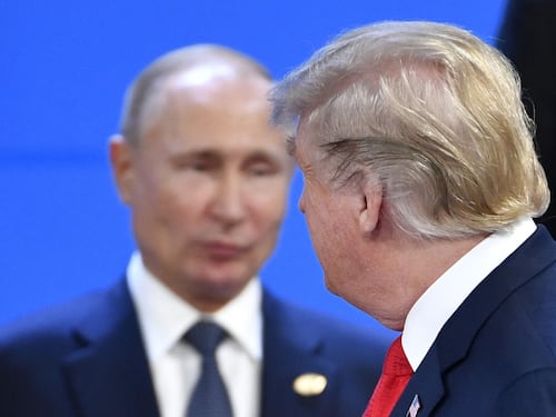 Da Trump un assist per Putin. Sanzioni congelate, ira Zelensky