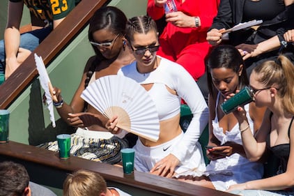 Bella Hadid al Roland Garros in versione "Basic Instinct" 2