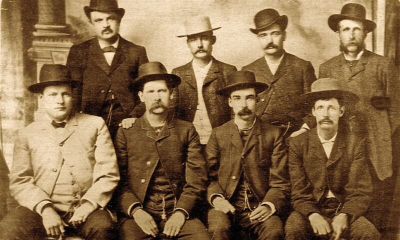 Foto di gruppo con Wyatt Earp (Il secondo in basso da sinistra)