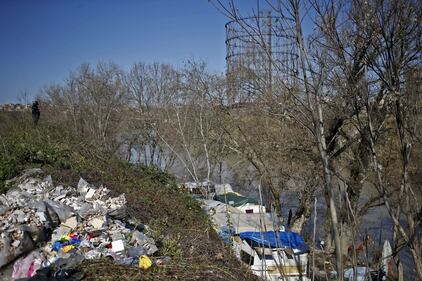 Roma, i vigili sgomberano una baraccopoli abusiva a Ponte Marconi 2