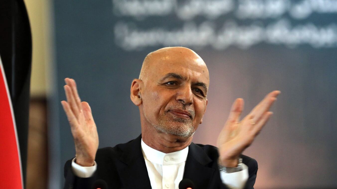 Afghanistan, riappare l'ex presidente Ghani: "Pronto a tornare"