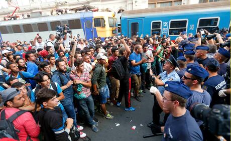 Budapest, gli immigrati prendono d'assalto la stazione 4