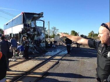 Terribile scontro autobus-treno: cadaveri e sangue 1