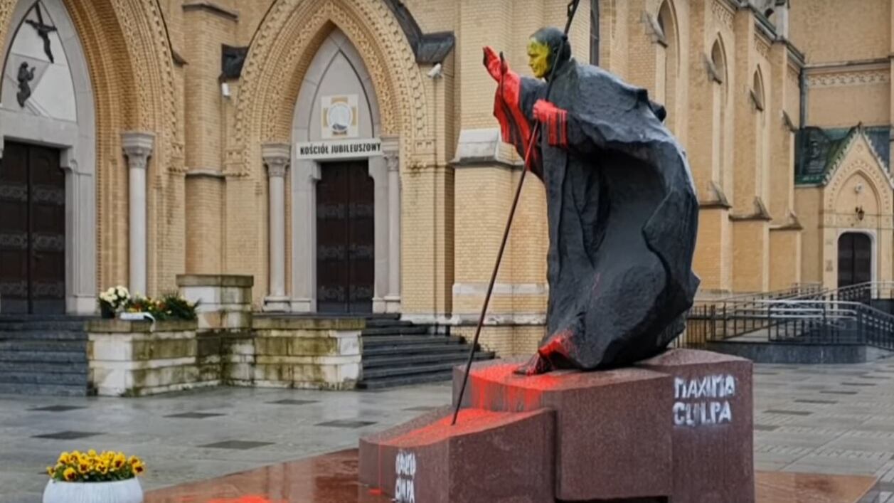 "Maxima Culpa": lo sfregio contro la statua di Giovanni Paolo II