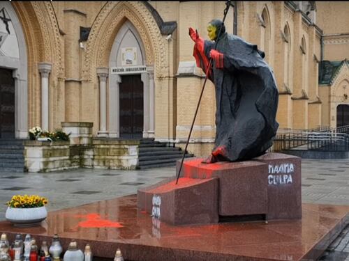 "Maxima Culpa": lo sfregio contro la statua di Giovanni Paolo II