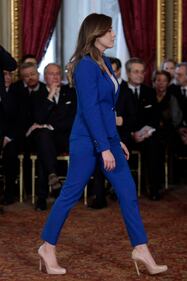 Tacco alto, vestito blu e décolleté: il giuramento del ministro Boschi 4