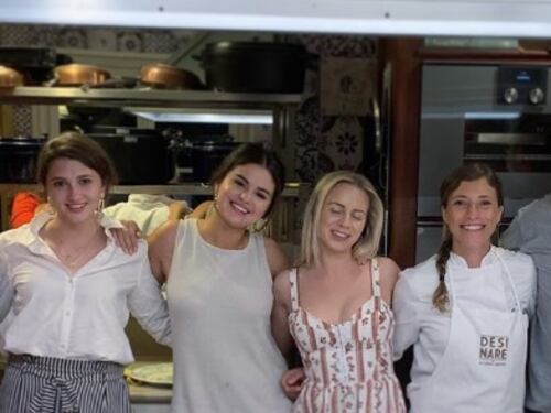 Selena Gomez a lezione di cucina a Firenze, il suo tiramisù è il migliore