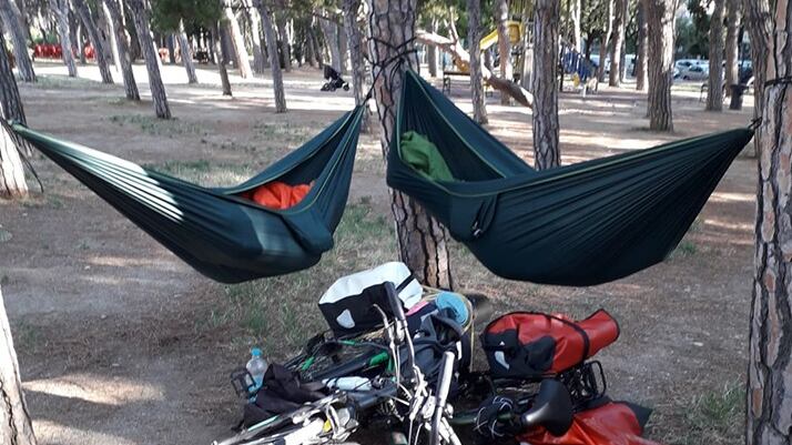 Trieste, multato dalla polizia perché dormiva sull'amaca