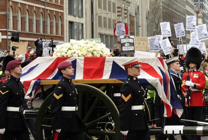 Thatcher, la bara di Maggie verso la cappella di St. Mary 7
