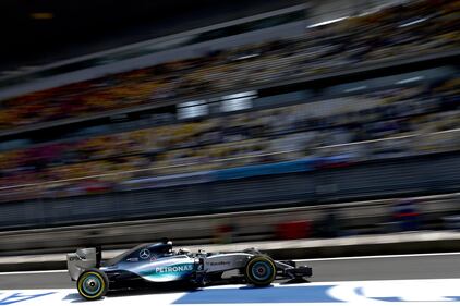 Super Hamilton, pole position a Shanghai 1